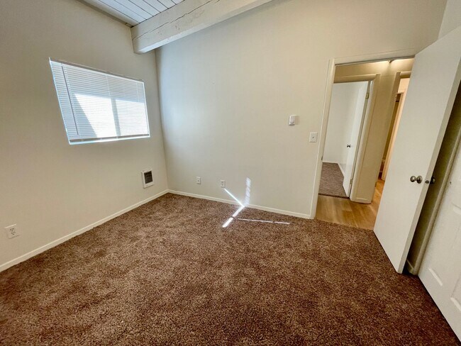 Building Photo - DESIRABLE MILLWOOD NEIGHBORHOOD ON TREE LI...