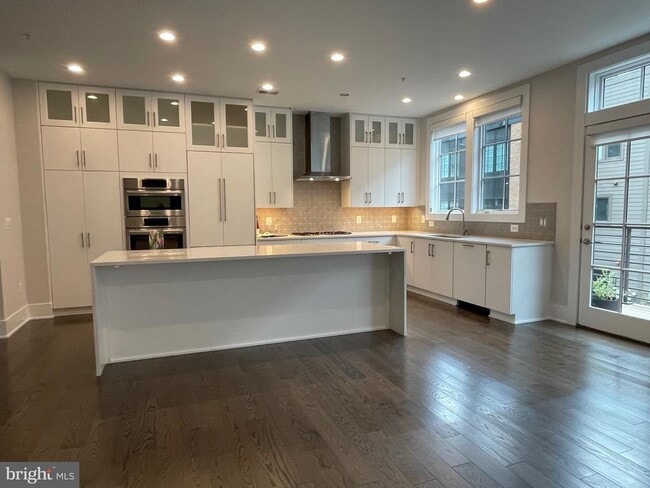 Building Photo - 3721 Chevy Chase Lake Dr