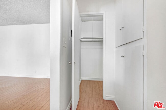 Building Photo - 817 N Hudson Ave