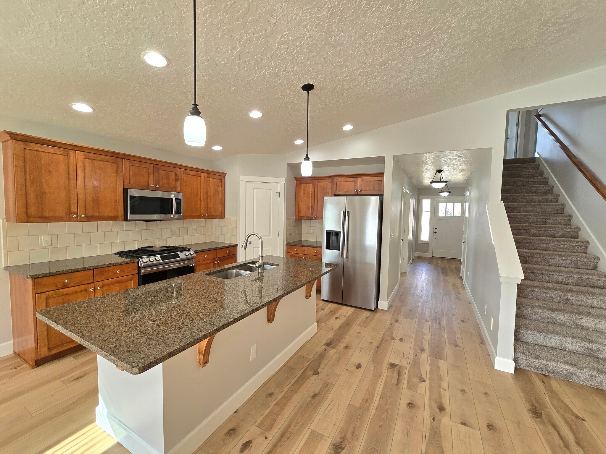 Building Photo - 591 W Kingsley St