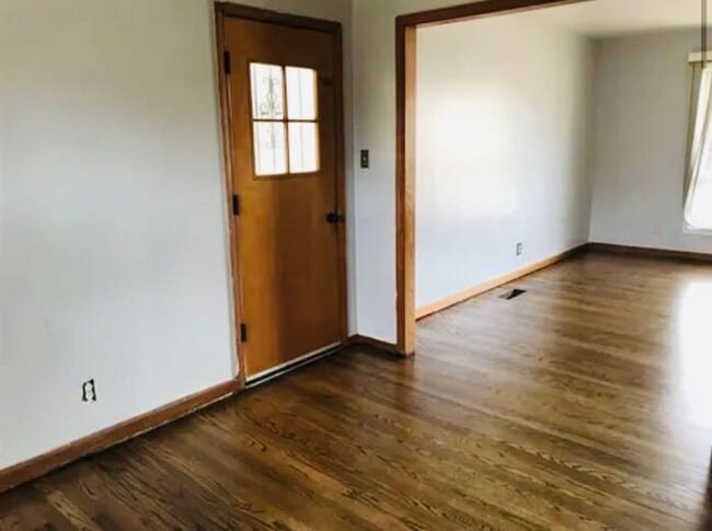 Building Photo - Fenced yard!