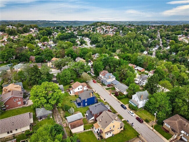 Building Photo - 1227 Denisonview St