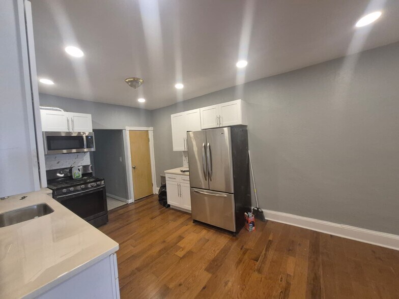 kitchen - 5619 Lansdowne Ave
