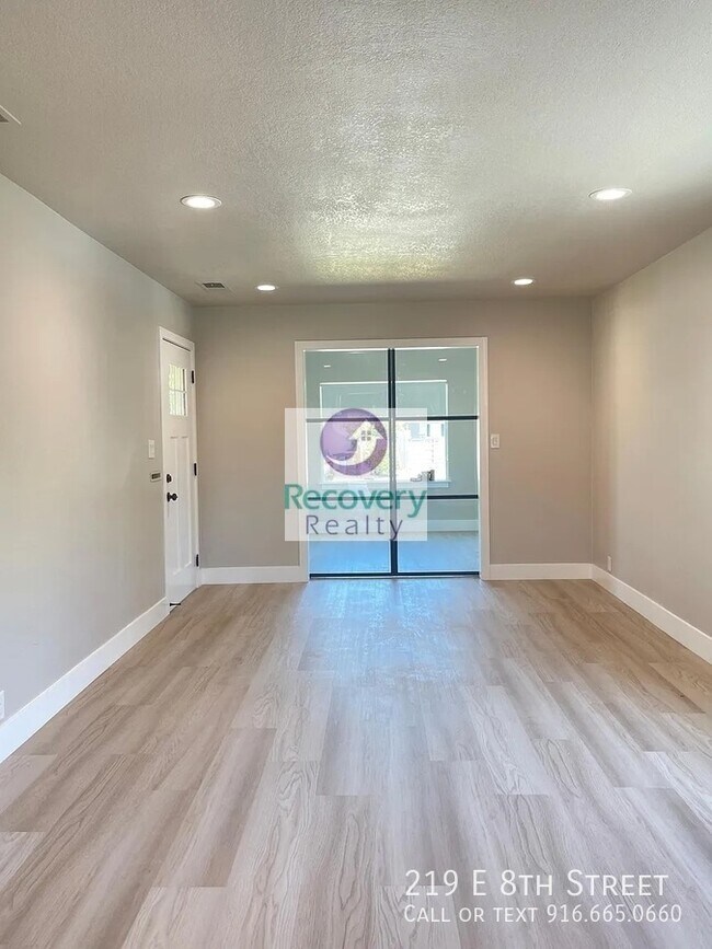 Building Photo - 219 E 8th St