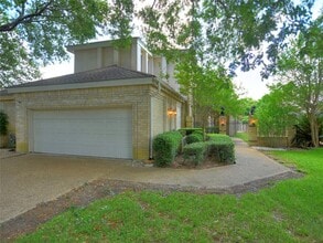 Building Photo - 10215 River Plantation Dr