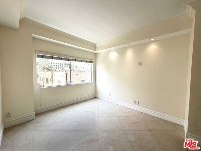 Building Photo - 121 S Palm Dr