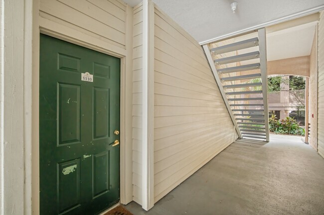 Building Photo - Renovated 2BR/2BA Condo With a Garage in I...