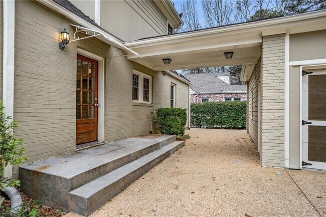 Building Photo - 2918 N Hills Dr NE