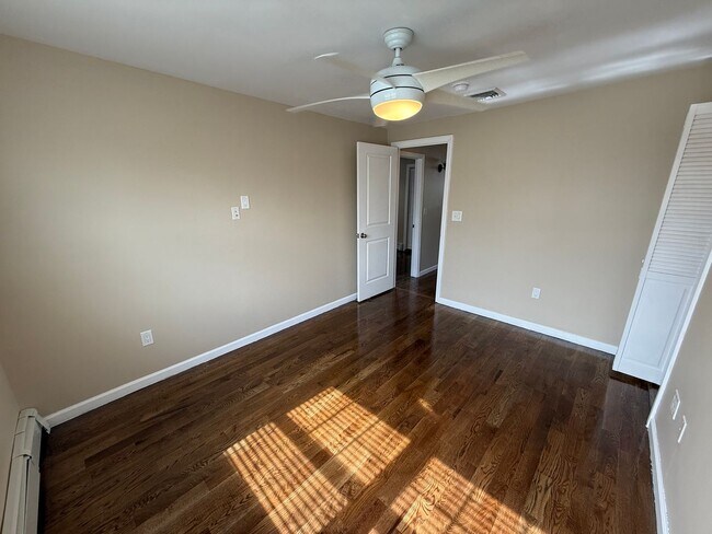 Building Photo - Mint 2 Bed/2 Bath Single-Family Home in Howard Beach!