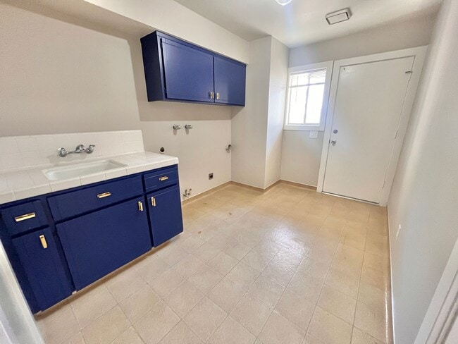 Building Photo - Newly Remodeled & Full of Character!