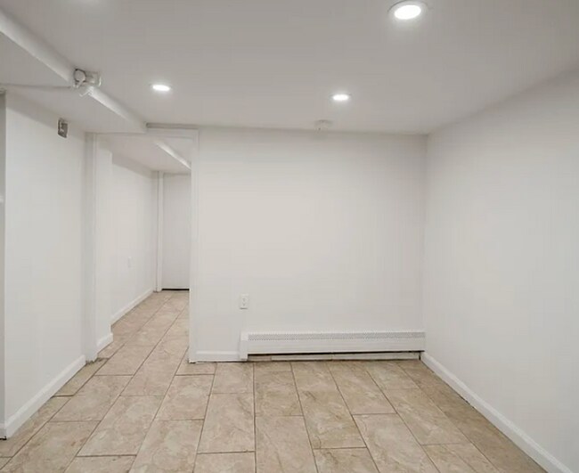 Building Photo - 2 Kitchen Home in Forest Hills - Ideal for Shared Living