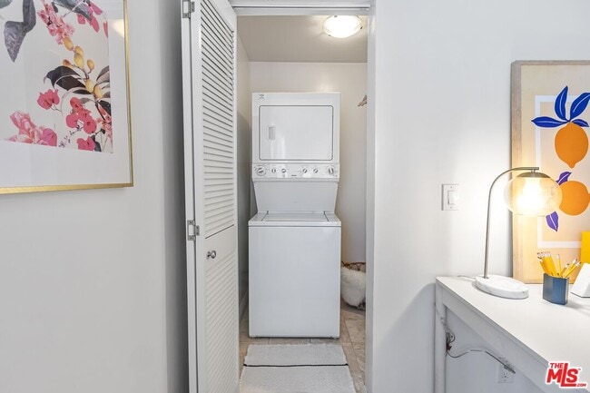 Building Photo - 1154 S Barrington Ave