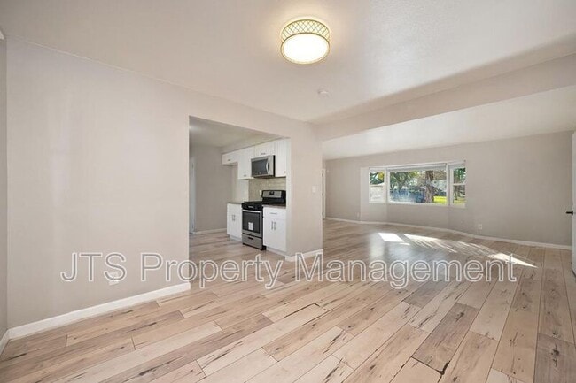 Building Photo - 865 Royal Green Ave