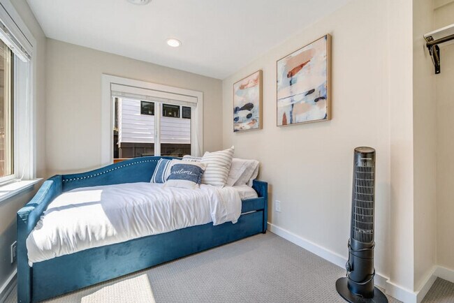 Building Photo - 6404 47th Ave SW