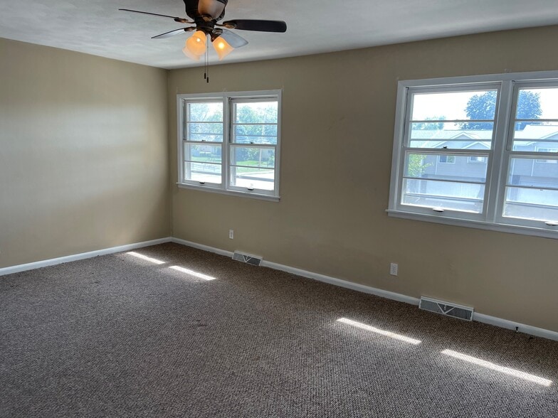 Building Photo - 3615 Kennedy Dr