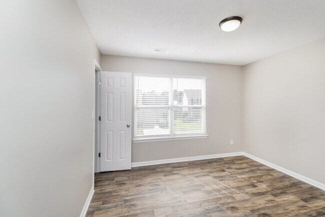 Building Photo - 113 Daventry Pl