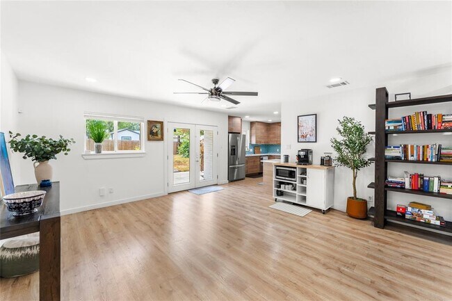 Building Photo - 1211 Sahara Ave