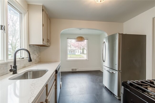 Building Photo - 345 Colebourne Rd