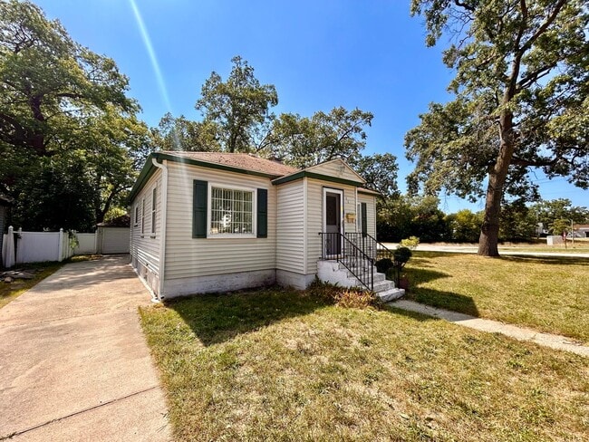 Primary Photo - Two Bedroom Home in Muskegon