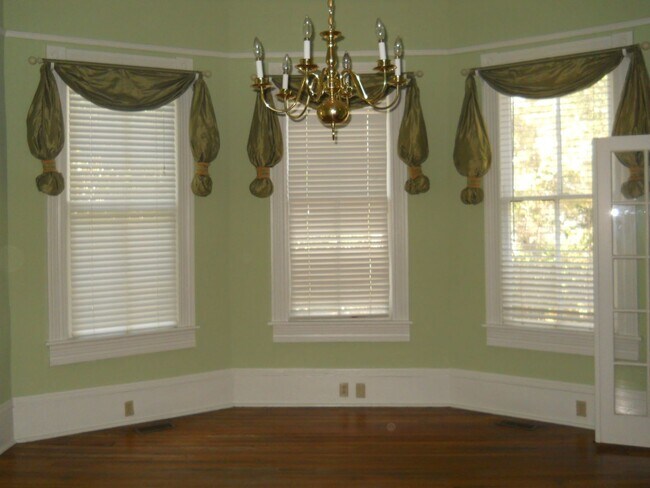 Building Photo - Beautiful, well maintained older home in t...