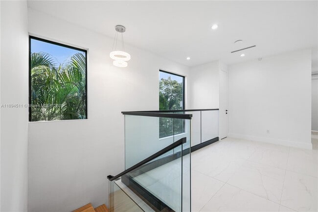 Building Photo - 813 NE 17th Terrace