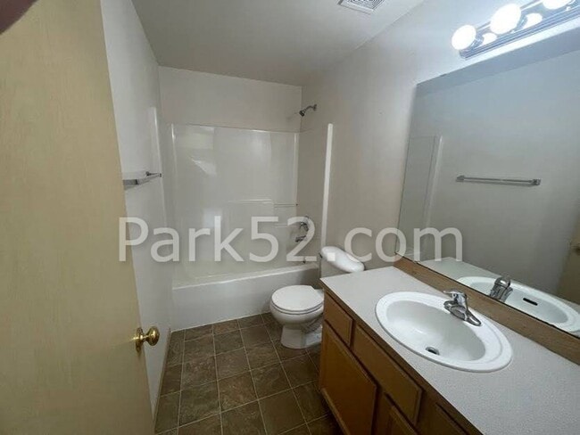 Building Photo - 4 Bedroom 2.5 Bathroom Single Family Home in Tacoma!