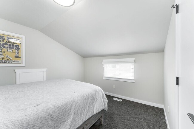 Building Photo - FURNISHED HOUSE! Short or Long Term! Large Newly Renovated Fully Furnished Modern 5 Bedroom Home ...