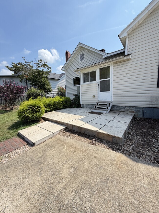Building Photo - 120 S Rose Ave