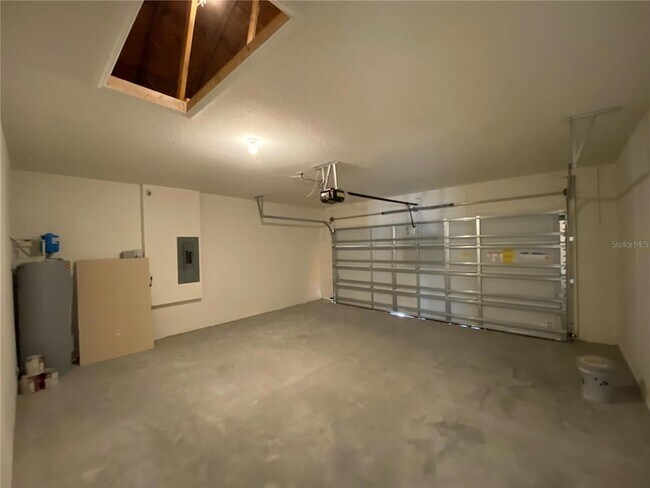 Building Photo - 14 Hickory Course Ln