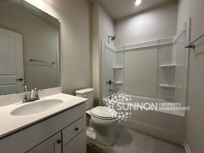 Building Photo - Beautiful 4 Bed 3.5 Bath Townhome minutes ...