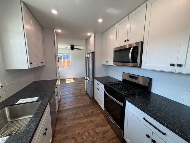 Building Photo - Spacious 3 bedroom 2 bath