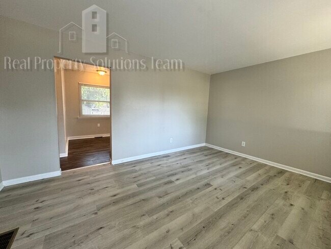 Building Photo - 3374 Eakin Rd