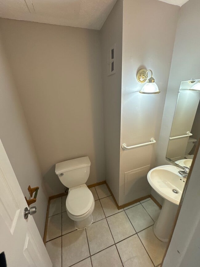 Building Photo - Available January 1st! Spacious 3 Bedroom 2 Bathroom in Saint Paul!