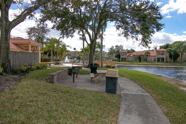 Building Photo - 4807 Via Palm Lakes Via