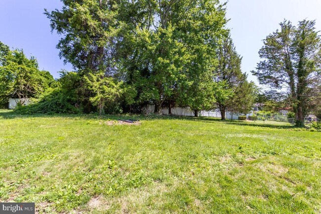 Building Photo - 1227 Tyler Ave