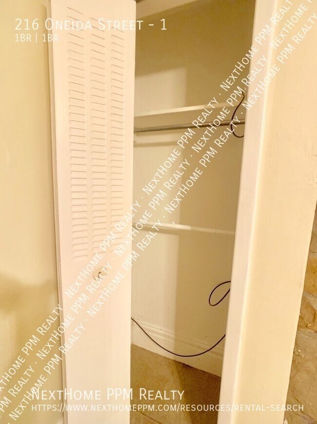 Building Photo - 216 Oneida St