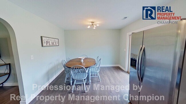 Building Photo - Furnished and Updated 4 BD/2.5 BA Home wit...