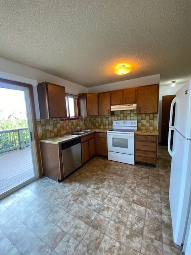 Building Photo - 3 Bedroom 2 1/2 Bathroom Townhouse- CLOSE TO MSU-