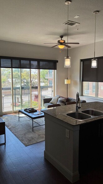 Building Photo - 4410 Westheimer Rd