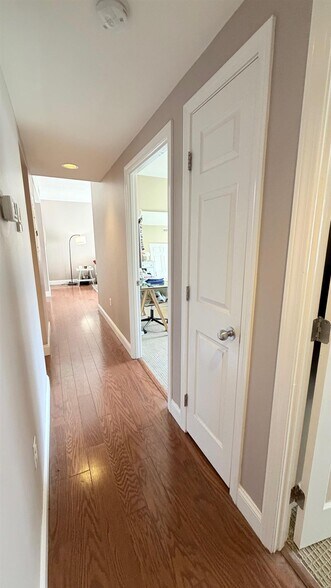 Building Photo - 170 Gore St