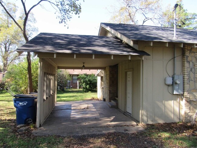 Building Photo - 405 E Main St