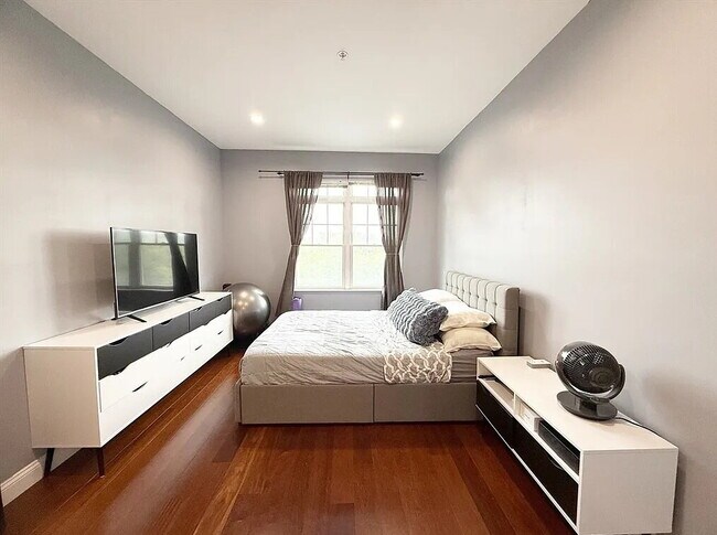 Building Photo - Sophisticated Space Designed for Comfort