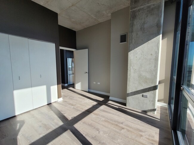 Building Photo - 235 W Van Buren St