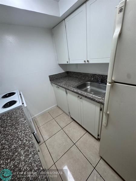 Building Photo - 515 S Sequoia Dr