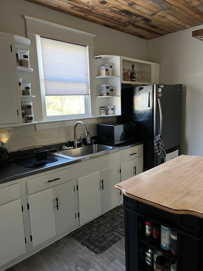 Building Photo - 3020 Parnell Ave