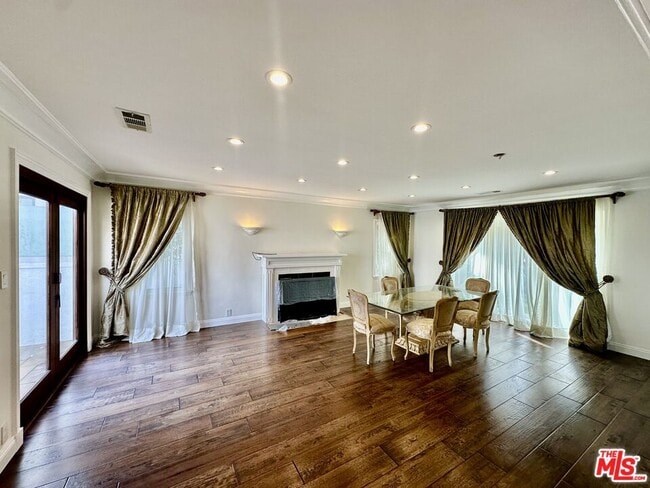 Building Photo - 128 S Swall Dr