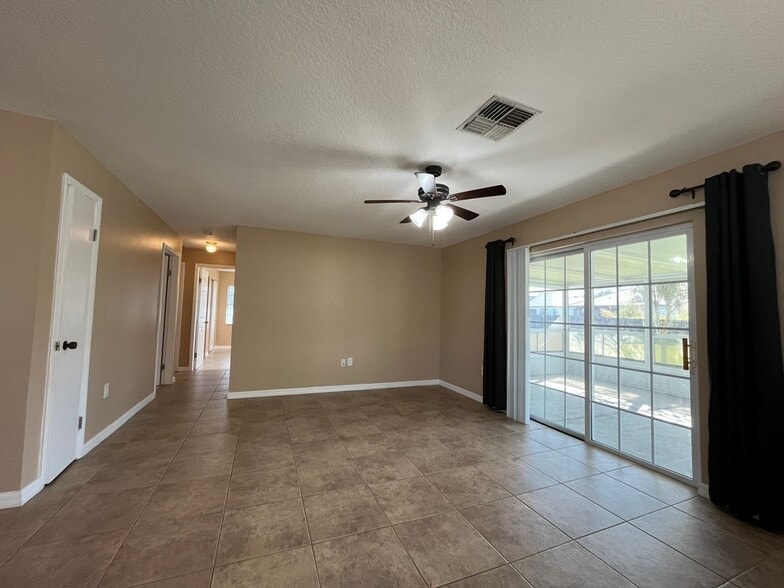 Building Photo - 197 Hidden Lake Dr