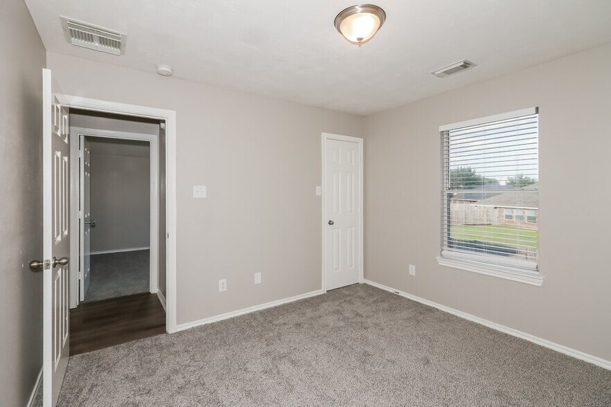 Building Photo - 16707 Great Oaks Glen Dr