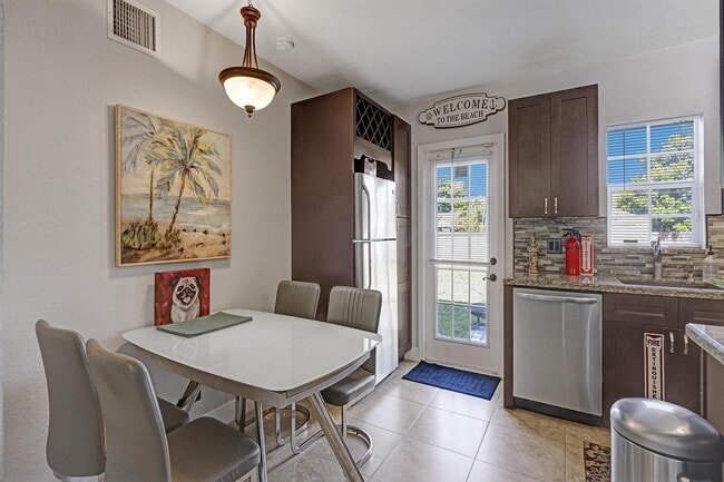 Building Photo - 1417 N Andrews Ave