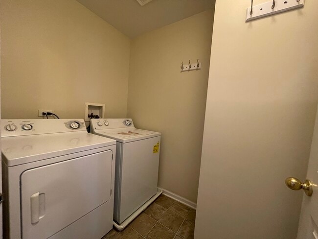 Building Photo - 1904 Maureen Dr